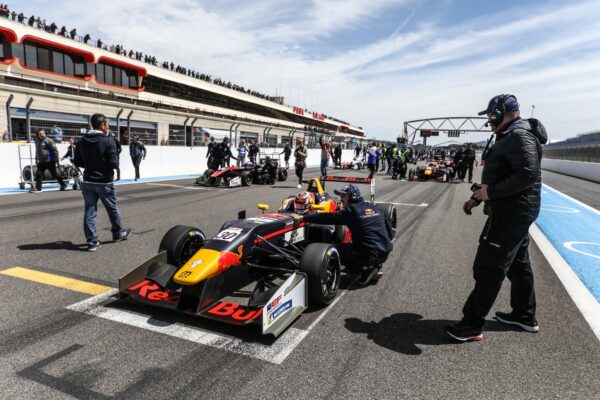 2019_european_formula_open_liam_lawson_R2-on the grid