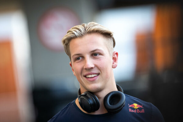 liam_lawson_bahrain_pre_season_testing_web_10