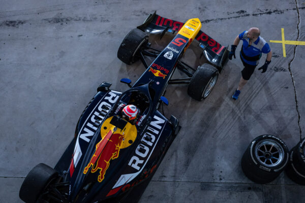 liam_lawson_bahrain_pre_season_testing_web_9